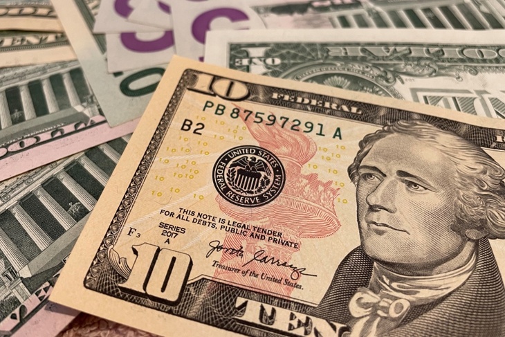 Идет на пробитие: экономист назвал курс доллара, с которым россияне встретят лето