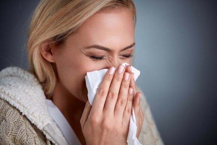 Ничего общего с простудой: врач Мясников назвал неожиданную причину насморка