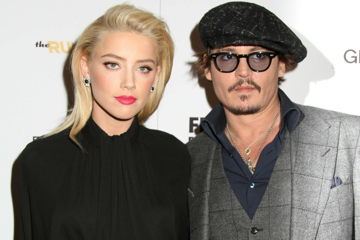 VIDEO: Johnny Depp laughs at Amber Heard while she testifies at court
