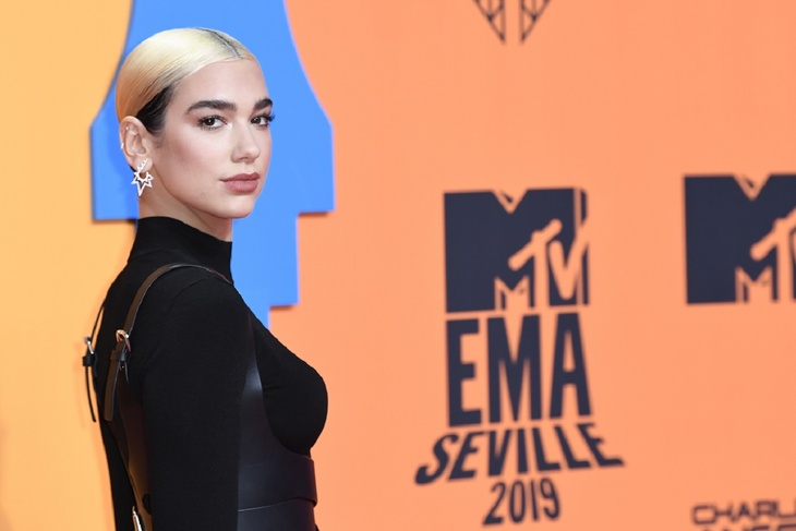 HOT PHOTO: Dua Lipa showed how she spends the night with her girls