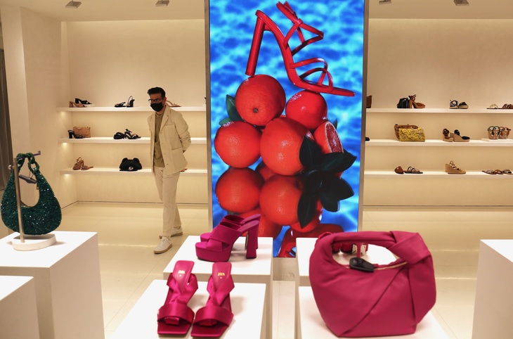 Покупатели в гневе: Zara ввела плату за возврат одежды при покупках в Интернете