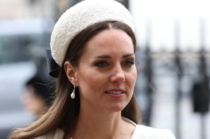Get it right! Why does Kate Middleton only carry her bag in her right hand?