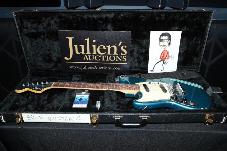 Legendary Kurt Cobain guitar auctioned off for crazy money