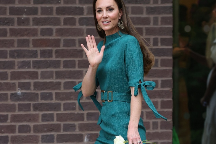 PHOTO: Kate Middleton met with a designer in a monochrome turquoise dress