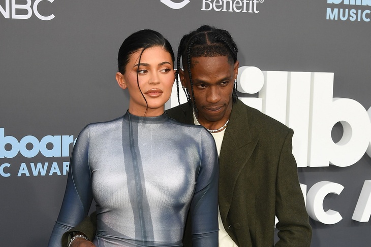 PHOTO: Kylie Jenner looks hot in a body-con dress with Travis Scott at Billboard Music Awards 2022