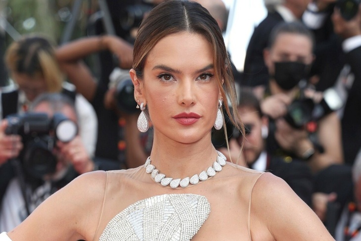 PHOTO: Alessandra Ambrosio flaunts her bust in a semi-sheer gown at Cannes Film Festival 2022