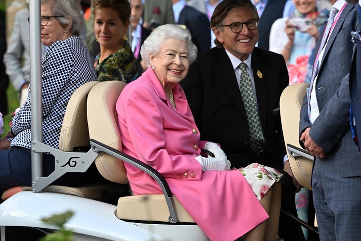 PHOTO: Queen Elizabeth wore a bright pink suit to the Chelsea Flower Show