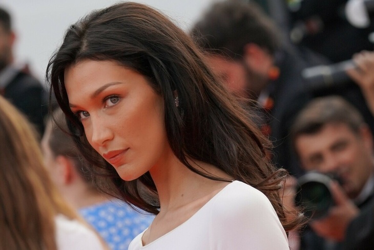  PHOTO: Bella Hadid flaunts stunning physique without lingerie in a vintage dress at Cannes