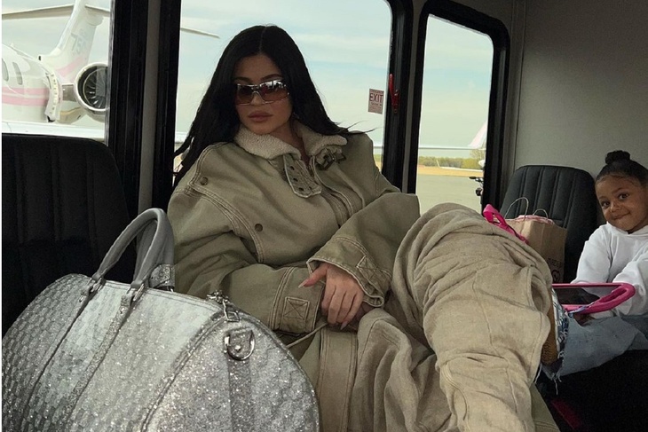 PHOTO: Kylie Jenner showed off her travel bag