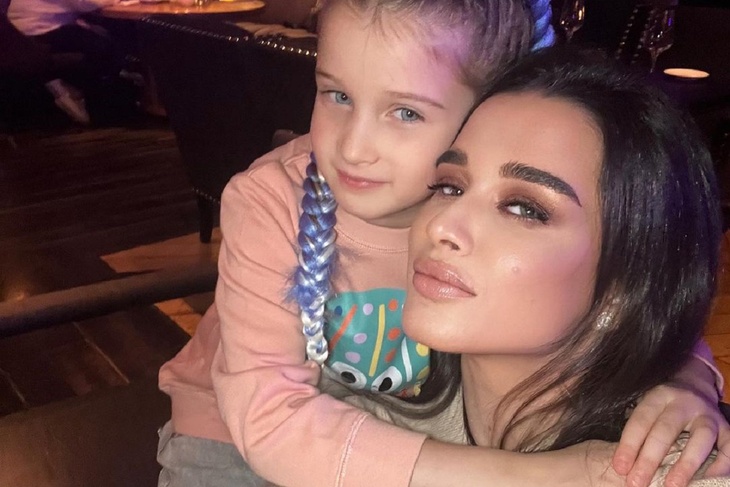 «Плохой фотошоп»: Ксению Бородину раскритиковали за ретуширование фото