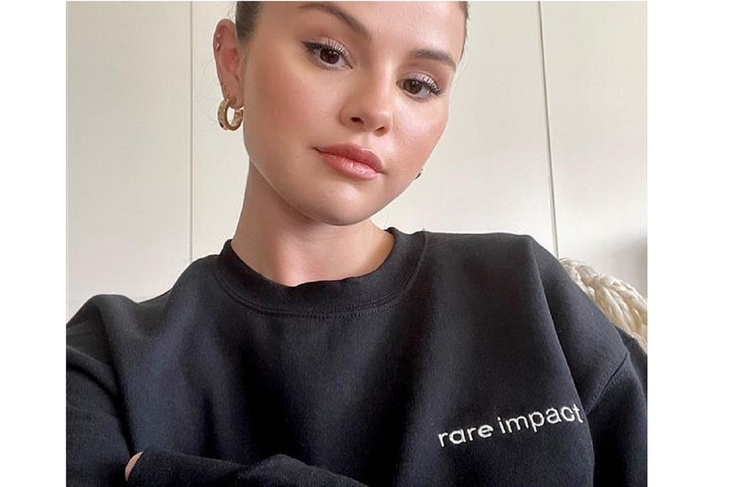 PHOTO: Selena Gomez took a selfie in a hoodie created in support of the Rare Impact Fund