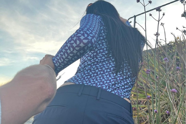 PHOTO: Dua Lipa put her buttocks on display in a social network