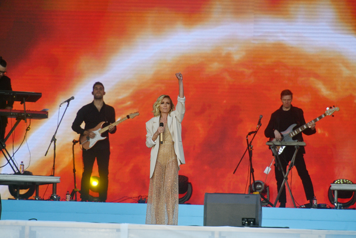 Во всем белом: Гагарина в полупрозрачном платье ослепила поклонников на «Жаре»: видео