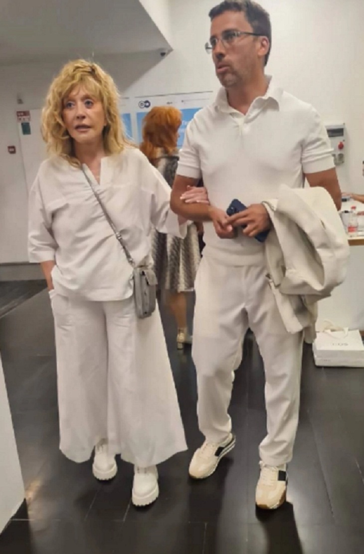 Белые одежды: в интернете появились новые израильские снимки Галкина и Пугачевой