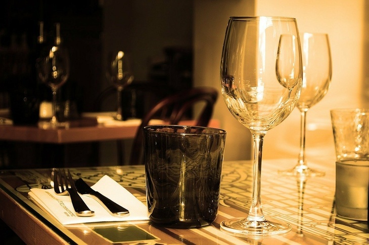 «Не на голодный желудок»: диетолог Гинзбург научил правильно пить алкогольные напитки