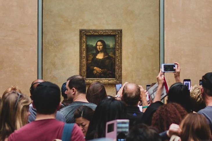 Шокирующее происшествие в Лувре: на «Мону Лизу» напала «бабушка» с тортом и лепестками роз
