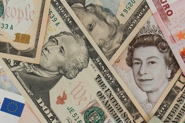 Доллар по 55 рублей: аналитик предрек «парад валют» в ближайшие две недели 