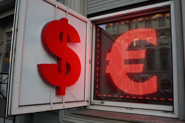 Один растет, а другой падает: почему доллар и евро могут потерять связь