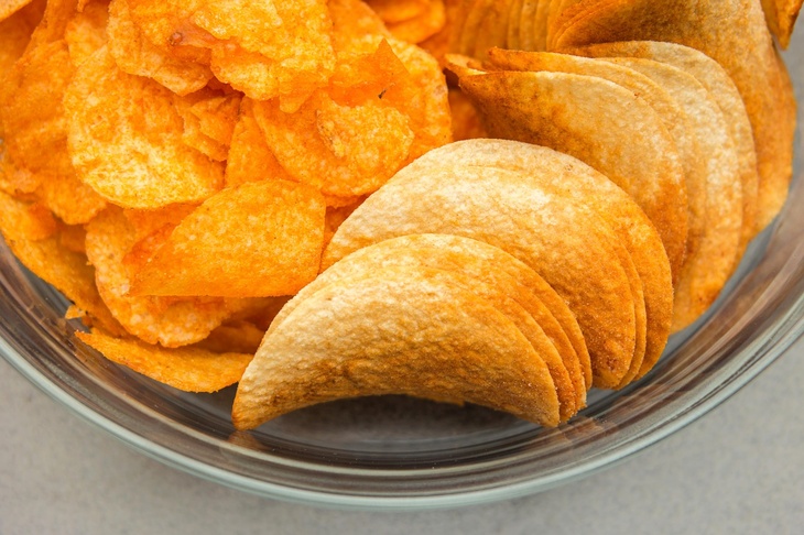 Нутрициолог рассказала, насколько можно потолстеть, если съедать по пачке чипсов в день