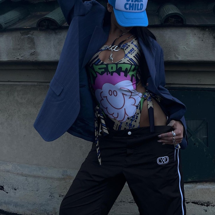 PHOTO&VIDEO: Dua Lipa pops up her humps in a cut-out bodysuit