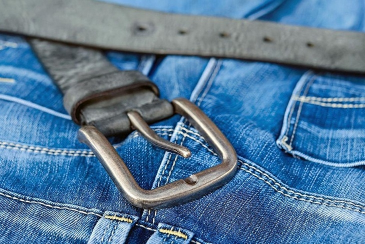 Широкие с разрезами на бедрах: какие джинсы в тренде весной-2022