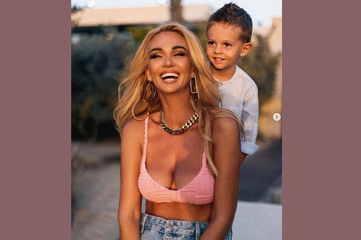 «Уутии»: Лопырева в «мохнатом» лифчике блеснула пышным бюстом