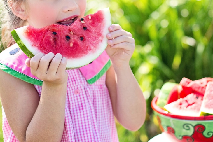 Вместо чипсов и сладкого: диетолог дал советы по правильному питанию детей летом