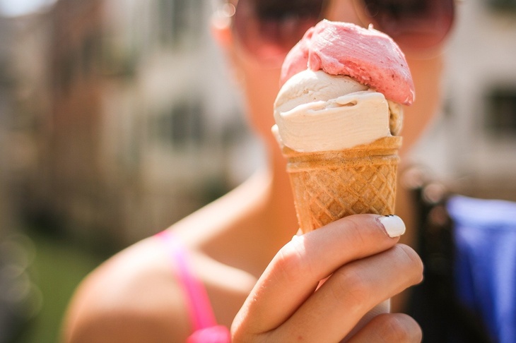 Развиваются воспалительные процессы: врач Гинзбург назвал главную опасность употребления мороженого