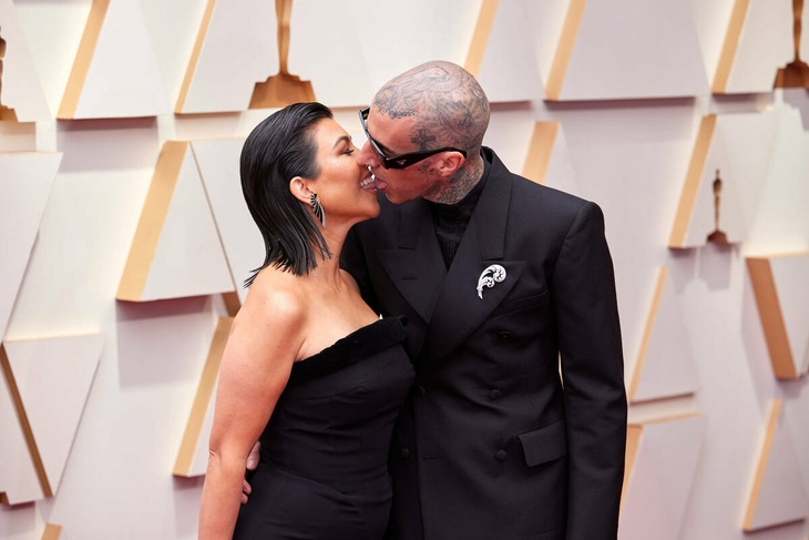 Kourtney Kardashian cringes her kids while she tongue kissing with Travis Barker
