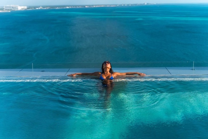 PHOTO: Nicole Scherzinger pops up her humps in a bikini as she poses in water