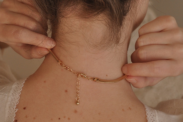 Онколог объяснил, как следить за родинками после солярия