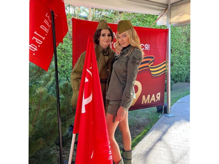 Яна Рудковская в ультракоротких-шортиках и пилотке отметила День Победы: фото