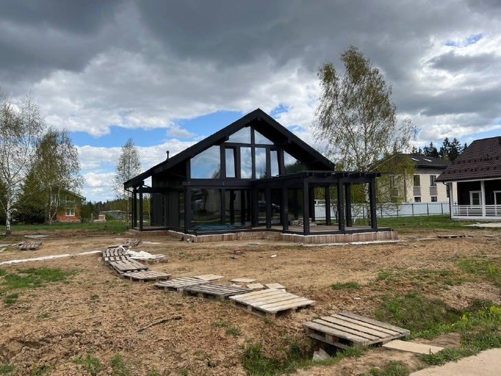 Терраса и панорамные окна: Муцениеце купила загородный особняк