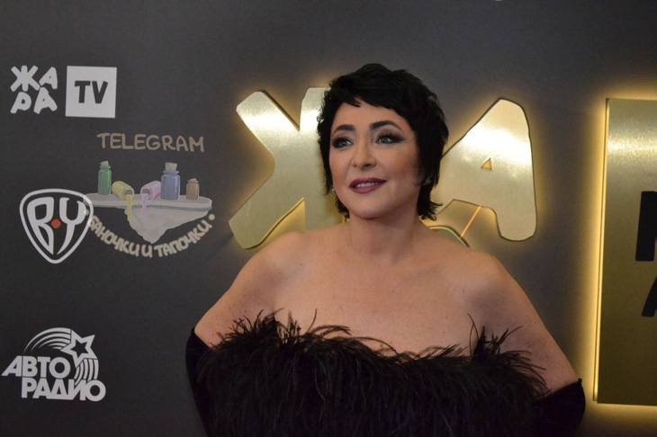 Чуть не оконфузилась: Лолита едва не выронила грудь из неудачного платья на «Жара Music Awards»