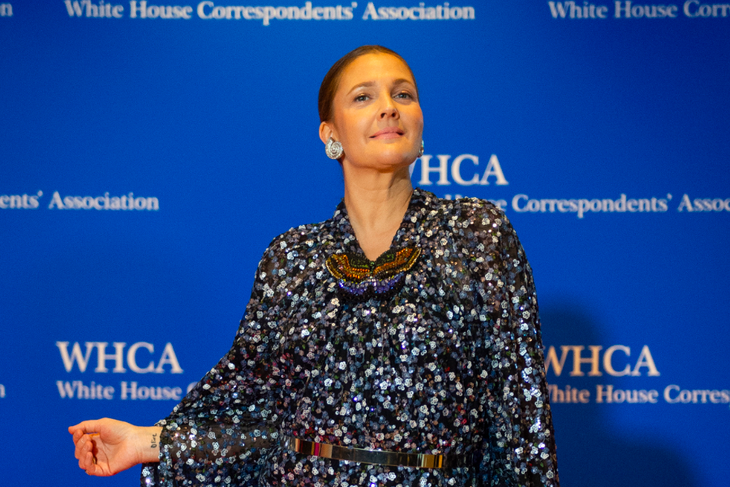 Drew Barrymore apologizes for laughing at Depp and Heard's trial