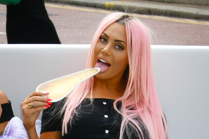 Video: Chloe Ferry proves that her peachy ass is delicious