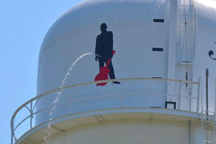 Photo: Silhouette of Johnny Cash started PEENIG after gunshot