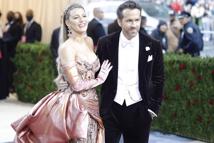 VIDEO: Blake Lively surprises with a transformer gown at the Met Gala 2022
