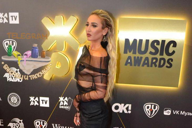 Прикрылась лишь стикини: Бузова шокировала публику, оголившись на «Жара Music Awards»