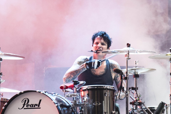 'I shouldn’t play at all:' Tommy Lee left Mötley Crüe's Tour due to injury