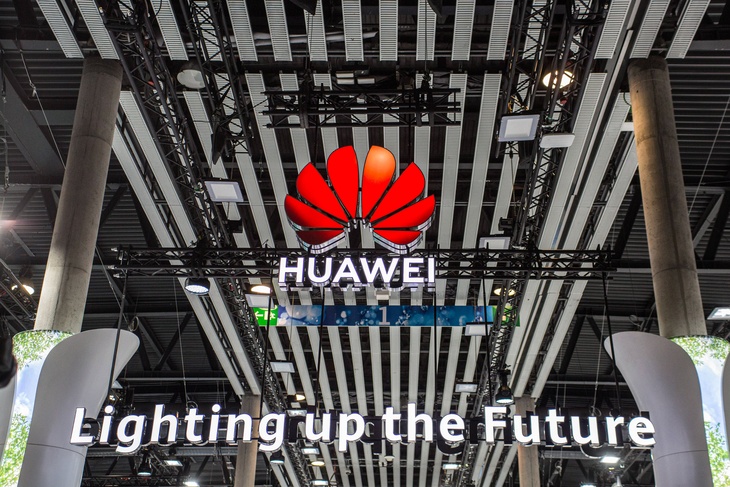Huawei массово закрывает свои магазины в России: вот что случилось