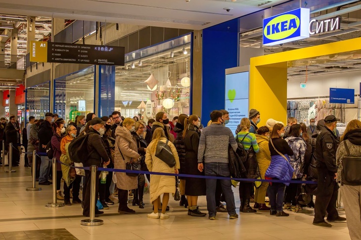 Раскупили почти все: сотрудники IKEA смели товары с полок с огромными скидками