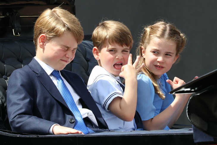 HILARIOUS PHOTOS: Prince George, Princess Charlotte and Prince Louis make their carriage debut