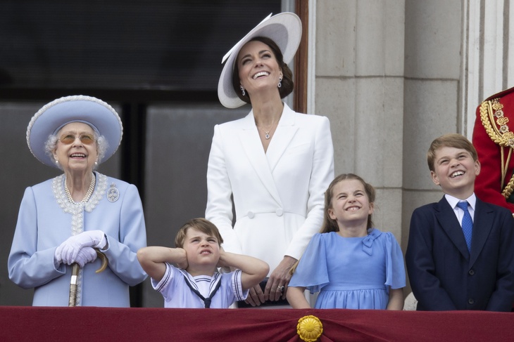 PHOTO: Prince Louis amuses the Queen with his emotions and becomes an instant meme