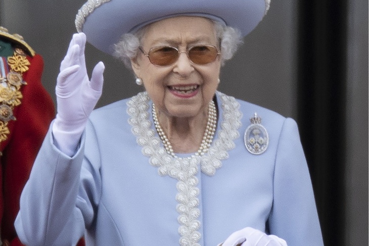 Queen Elizabeth greeted the crowd in a blue outfit decorated with a special brooch
