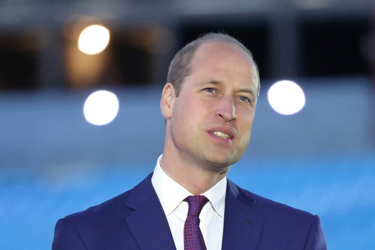 Prince William was selling magazines in the form of a newsboy on the street