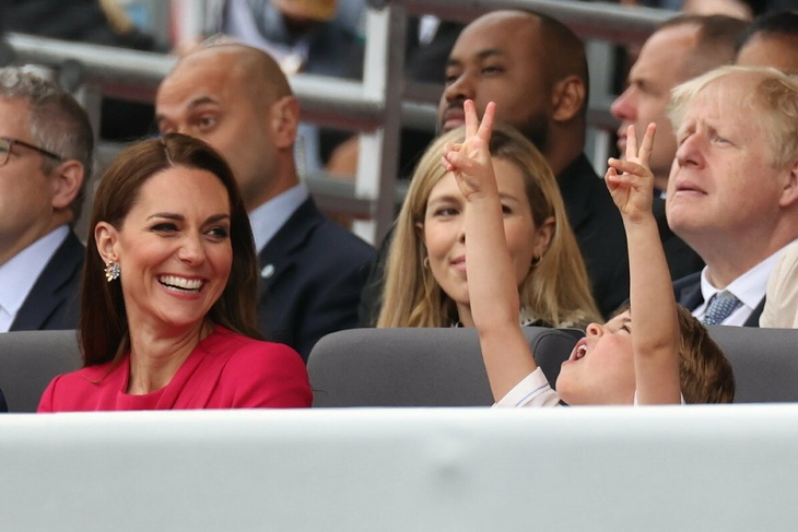 FUNNY PHOTO: naughty Prince Louis sasses Kate Middleton at Platinum pageant