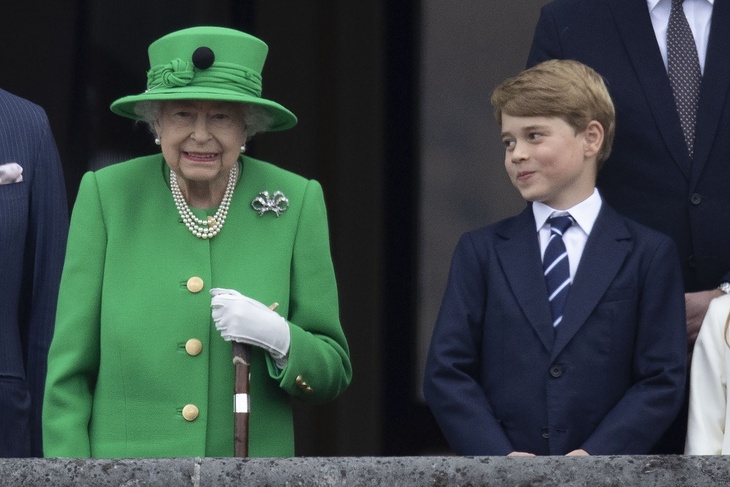Queen Elizabeth appeared in a green outfit to greet the crowd