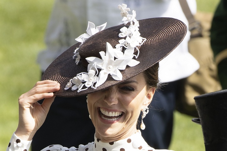 PHOTO: Kate Middleton wears a polka dot dress