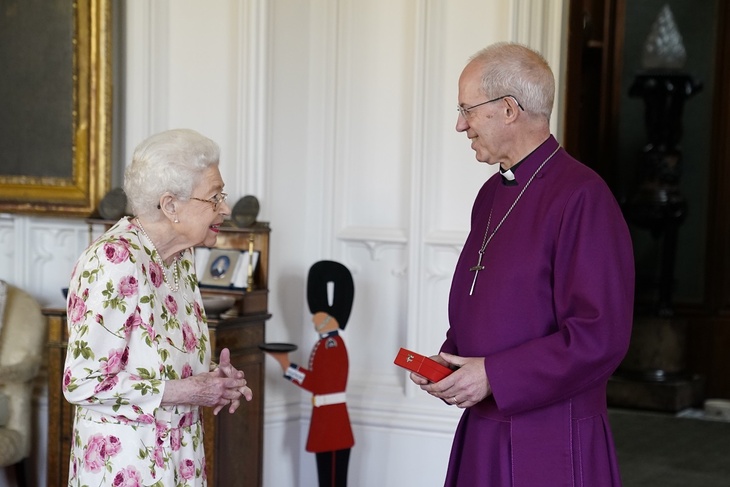 PHOTO: Queen Elizabeth stood up without a cane at a meeting with the Archbishop of Canterbury